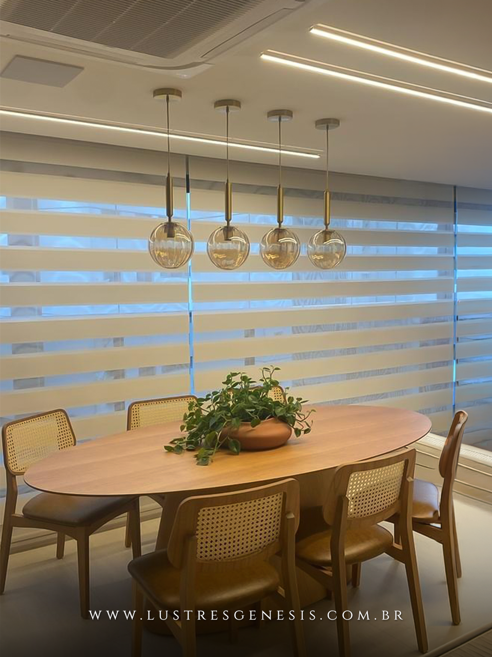 Pendentes Bola de Vidro Champagne Ø20cm Moli instalados sobre mesa de jantar em ambiente moderno, com cadeiras de madeira e decoração sofisticada.